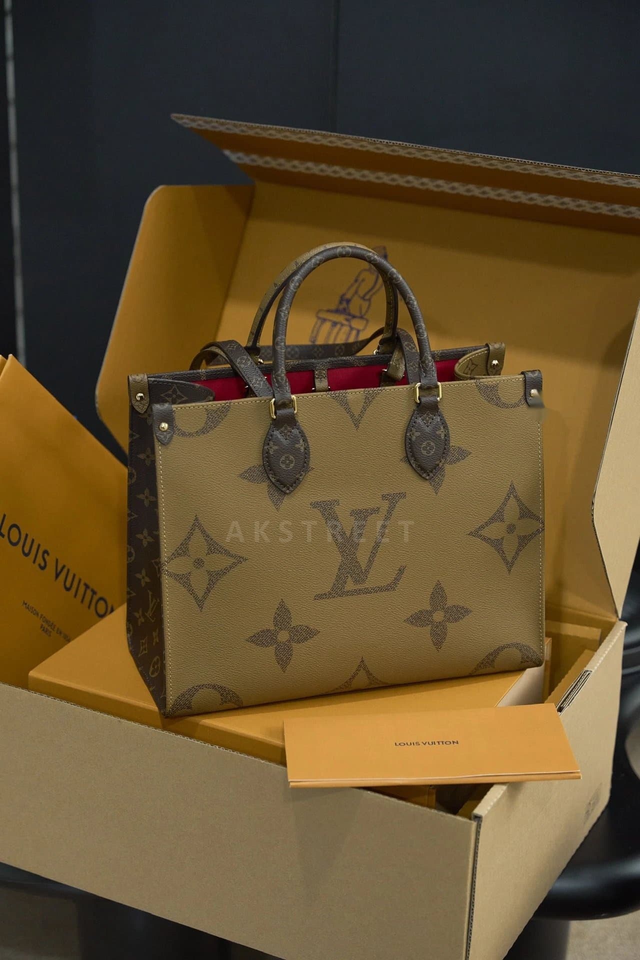 LV Louis Vuitton Classic All-match Commuter Jungle Bag…