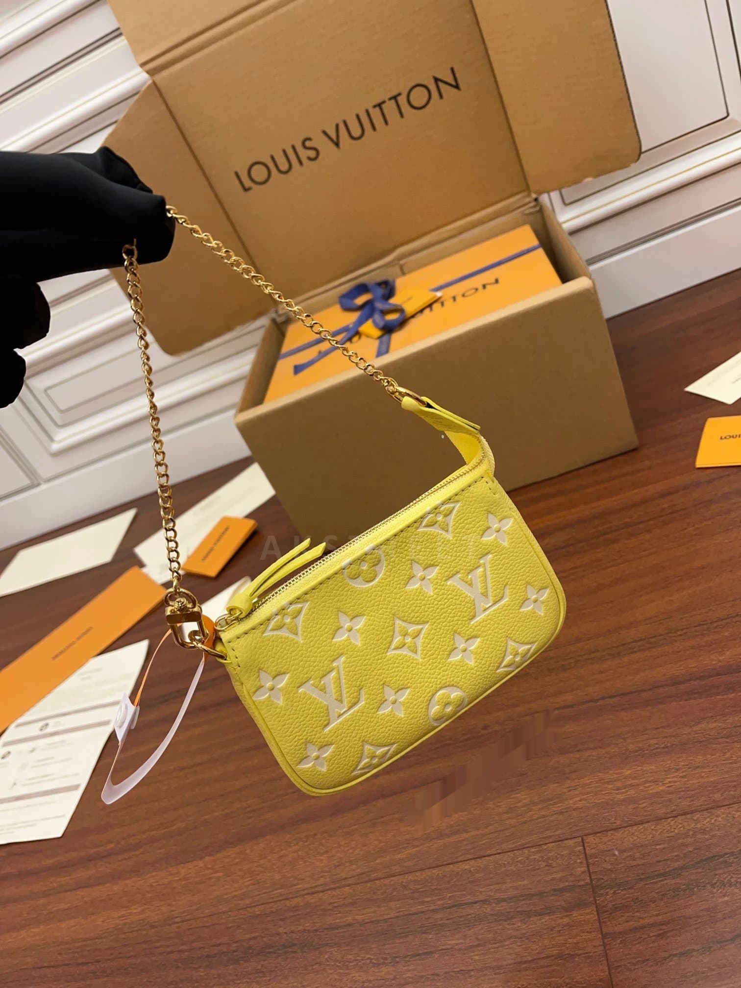 LV Louis Vuitton POCHETTE ACCESSOIRES Cowhide Mahjong Bag…