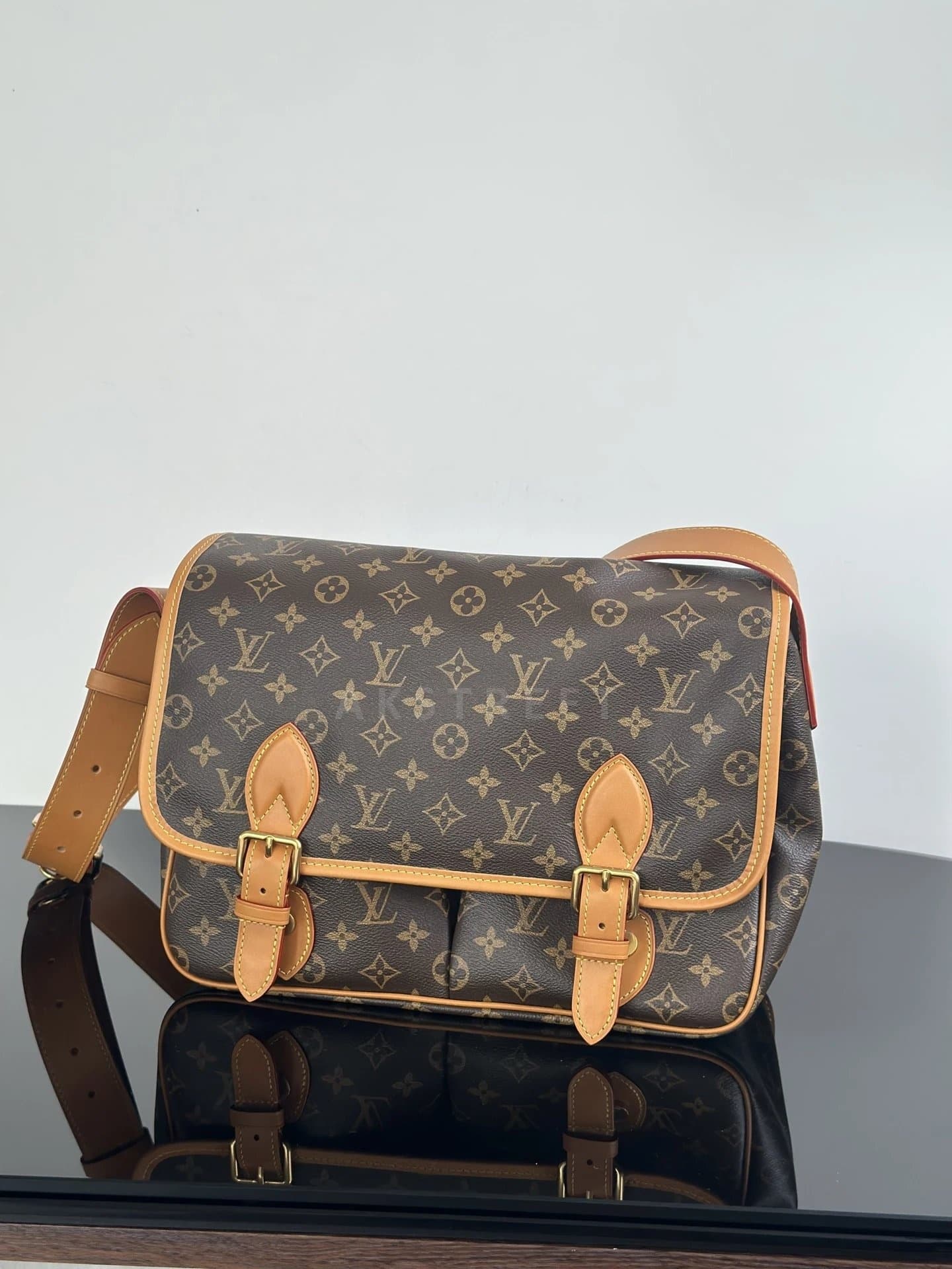 LV Louis Vuitton Monogram Metal Chain Coated Canvas Box Bag…