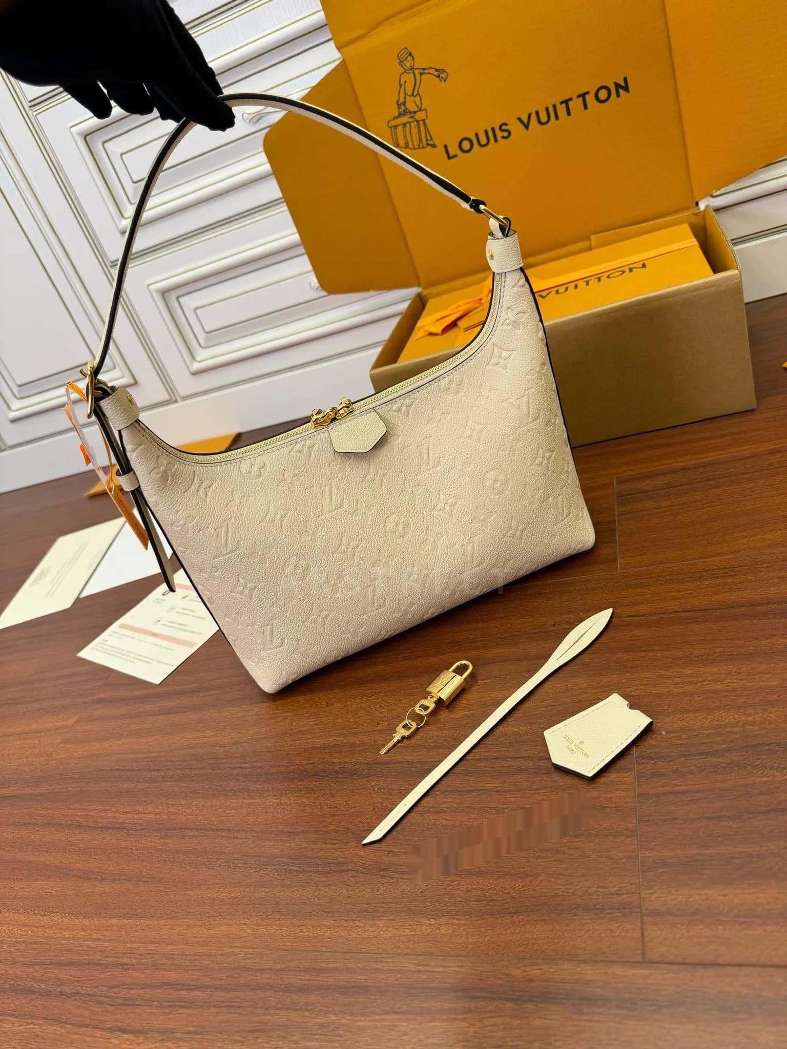 LV Louis Vuitton Adjustable Shoulder Strap Zipper Opening…