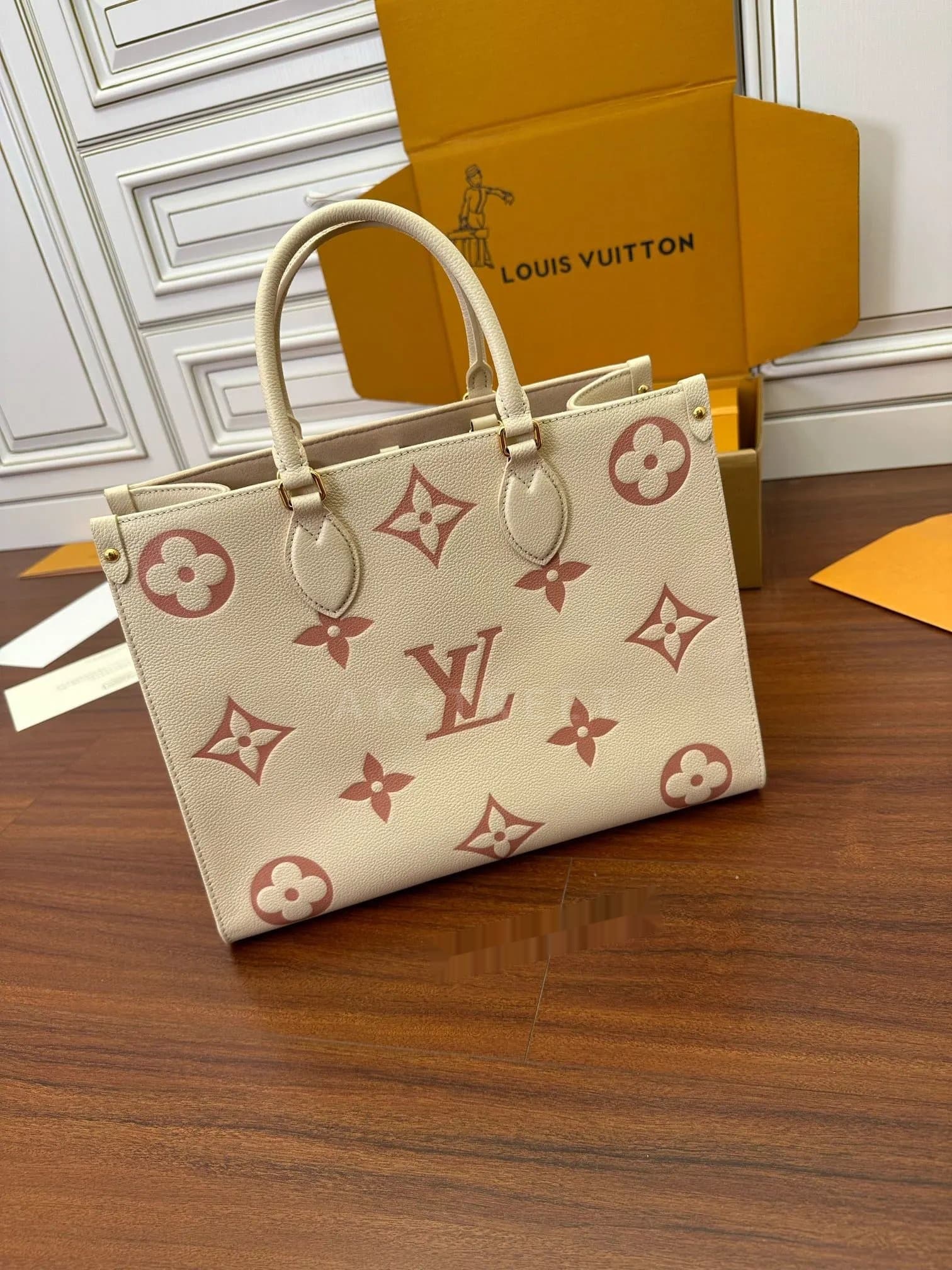 LV Louis Vuitton ONTHEGO Two-color Monogram Jungle Bag…